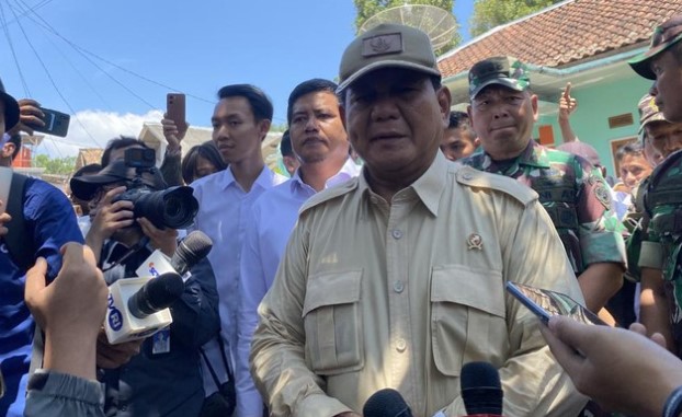 Menhan Prabowo Subianto usai meresmikan sumur bor dan sumber air bersih di Lebak, Banten (Devi/detikcom).