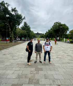 Wisatawan Berfoto Ria di Area Wisata Borobudur